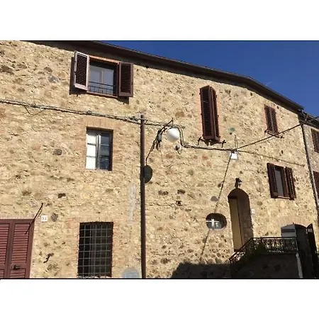 Rosa Di Maggio Pari